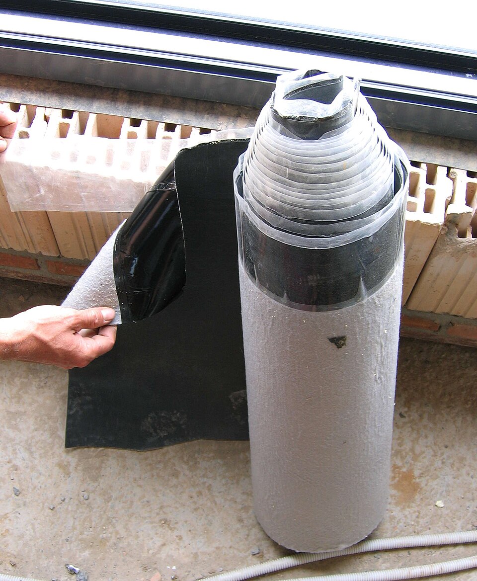 EPDM rubberfolie wordt verwerkt rond een dakdetail