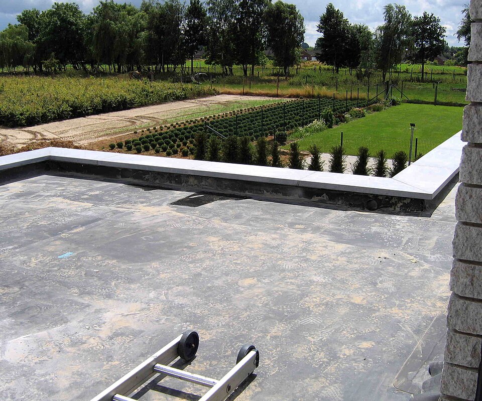 Afgewerkt plat dak bekleed met zwarte EPDM dakbedekking